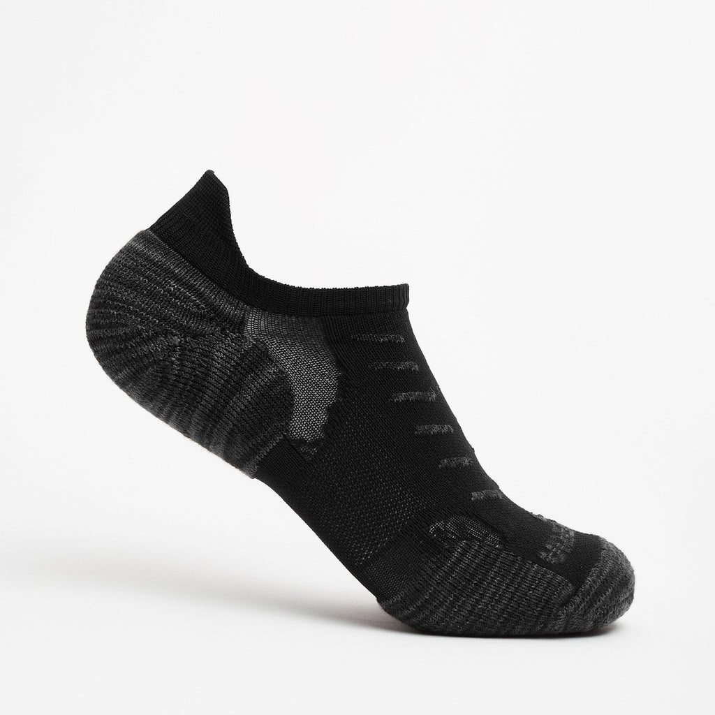 Thorlo Experia TECHFIT Light Cushion No-Show Tab Rocket Grip Socks | #color_black