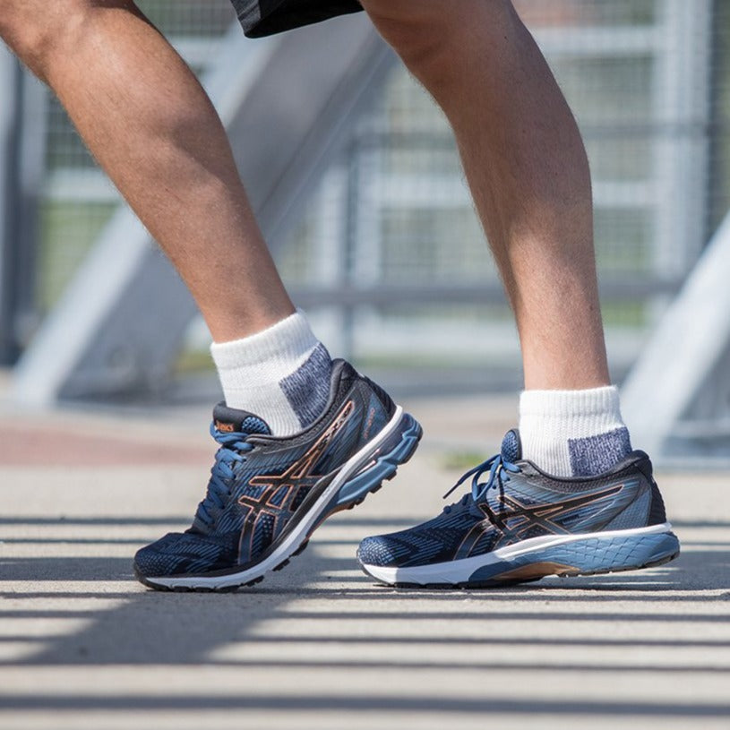 Thorlo Maximum Cushion Ankle Running Socks | #color_white/navy