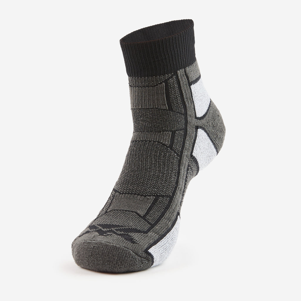 Thorlo Light Cushion Ankle Trail Running Socks | #color_pitch black